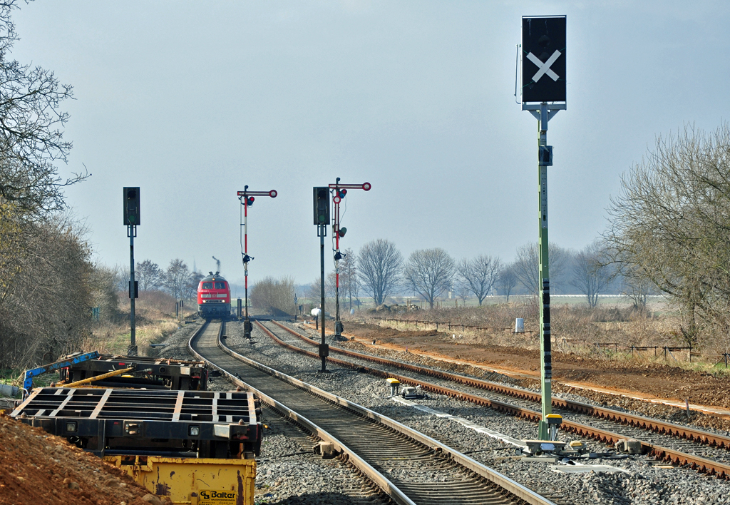 RB23 von Euskirchen nach Bonn mit 218 208-7 als Zugpferd nhert sich dem Bf-Odendorf - 25.02.2011