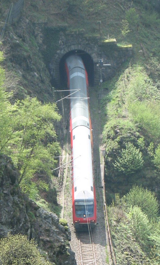 RB26926 Neustadt(Schwarzwald)-Freiburg verl�sst gerade den unteren Hirschsprungtunnel um kurz darauf wieder im Falkensteintunnel zu verschwinden. Aufnahme vom 05.05.13 von der Ruine Falkenstein.
