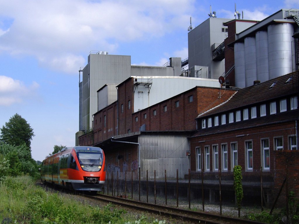 RB29488 von Mnster nach Gronau legt sich in die Einfahrtskurve von Ochtrup, die direkt neben der Tierfutterfabrik liegt.
11.06.2010