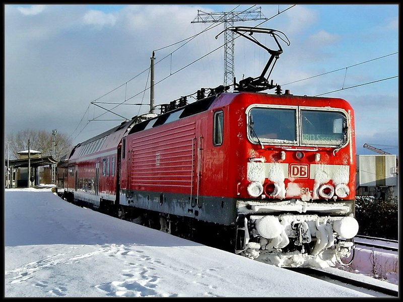 RB33313 (nach Sassnitz) geschoben von 143 860-5 auf dem Bhf Stralsund Rgendamm.  am 25.01.05 