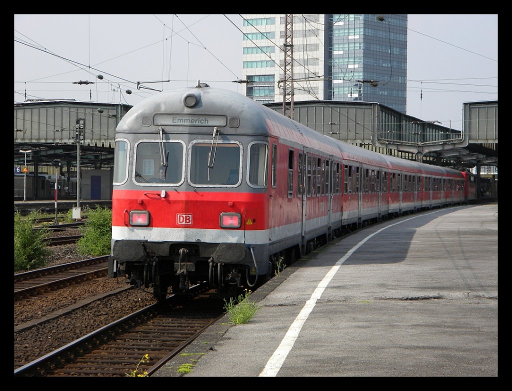 RB35-Verstrker mit 111 154 bei der Einfahrt in Duisburg Hbf, 24.6.2010