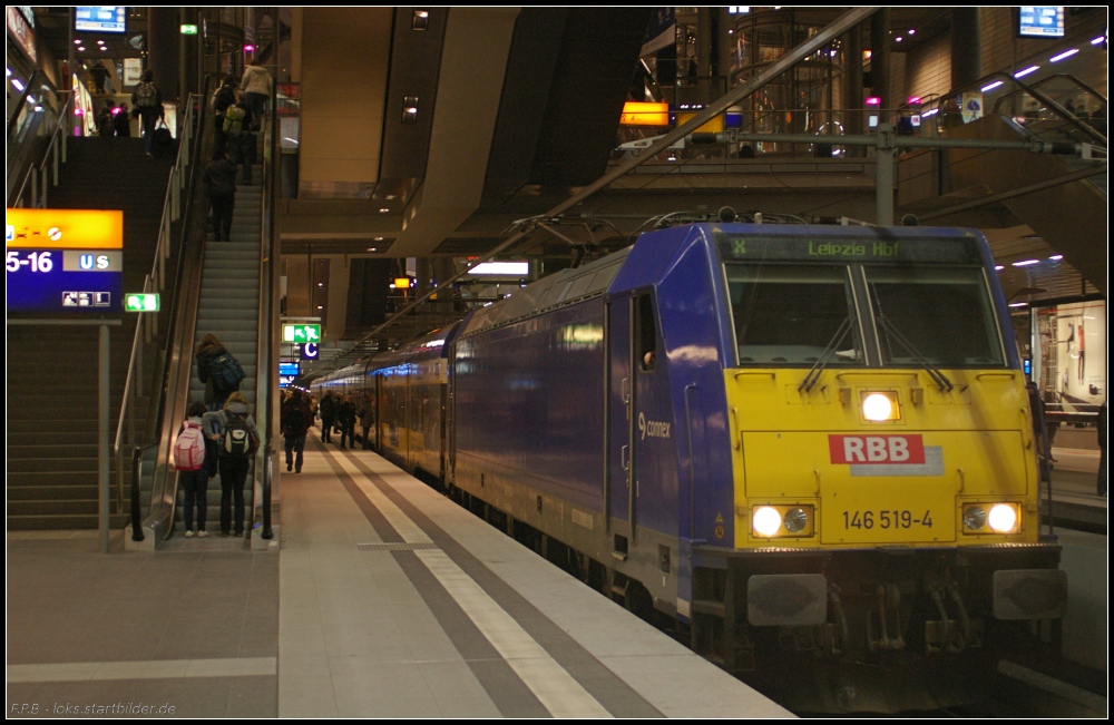 RBB 146 519-4 ist inzwischen ohne Werbung unterwegs, hier mit X80004 nach Leipzig Hbf (gesehen Berlin Hauptbahnhof 19.11.2010)