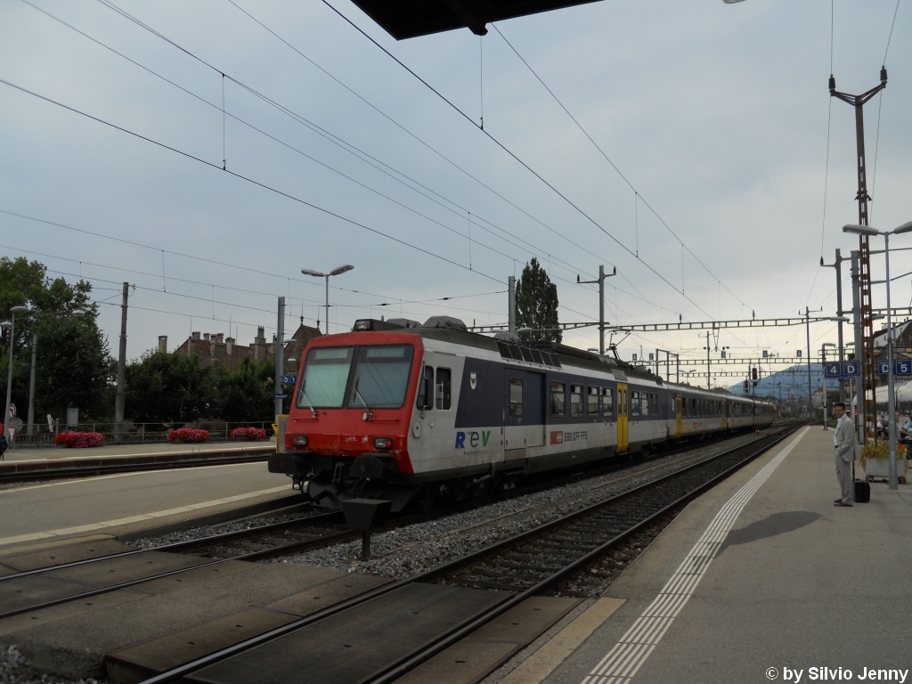 RBDe 560 014-3 ''Nfels + Mollis'' fhrt als Rangierfahrt am 21.7.2010 vom Perron des Bhf. Neuenburg weg.