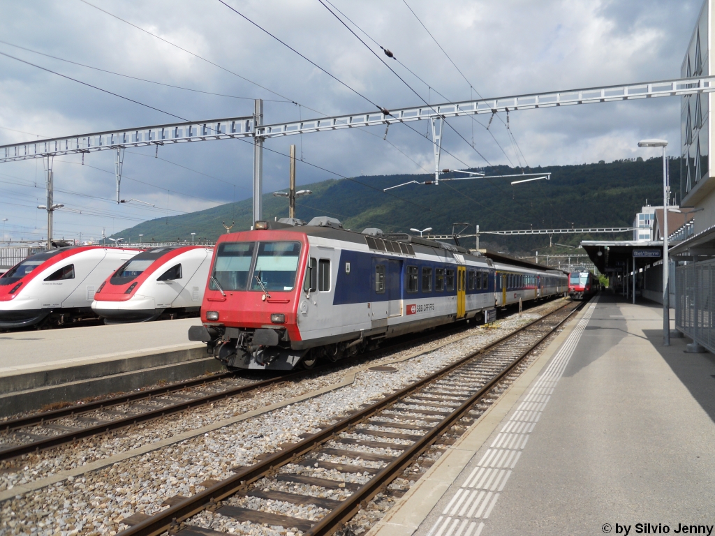 RBDe 560 024-2 ''Bauma'' verlsst am 27.7.2010 Biel als RE nach Delle. Whrenddessen warten links davon die beiden ICN nach Lausanne und Genf.