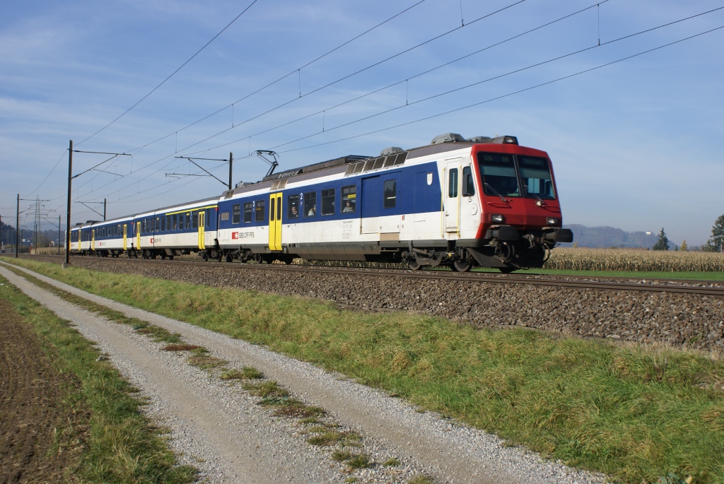 RBDe 560 030-9 erreicht am 31.10.10 Dottikon-Dintikon.
