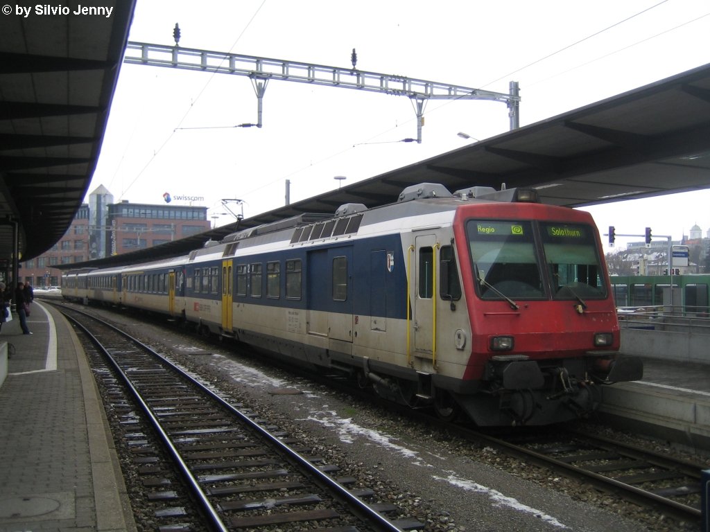 RBDe 560 075-4 ''Grellingen'' am 15.1.2010 als Regio in Olten. Langsam wird es Zeit, dass die NPZ modernisiert werden, denn dieser hier macht eher einen schbigen Eindruck...