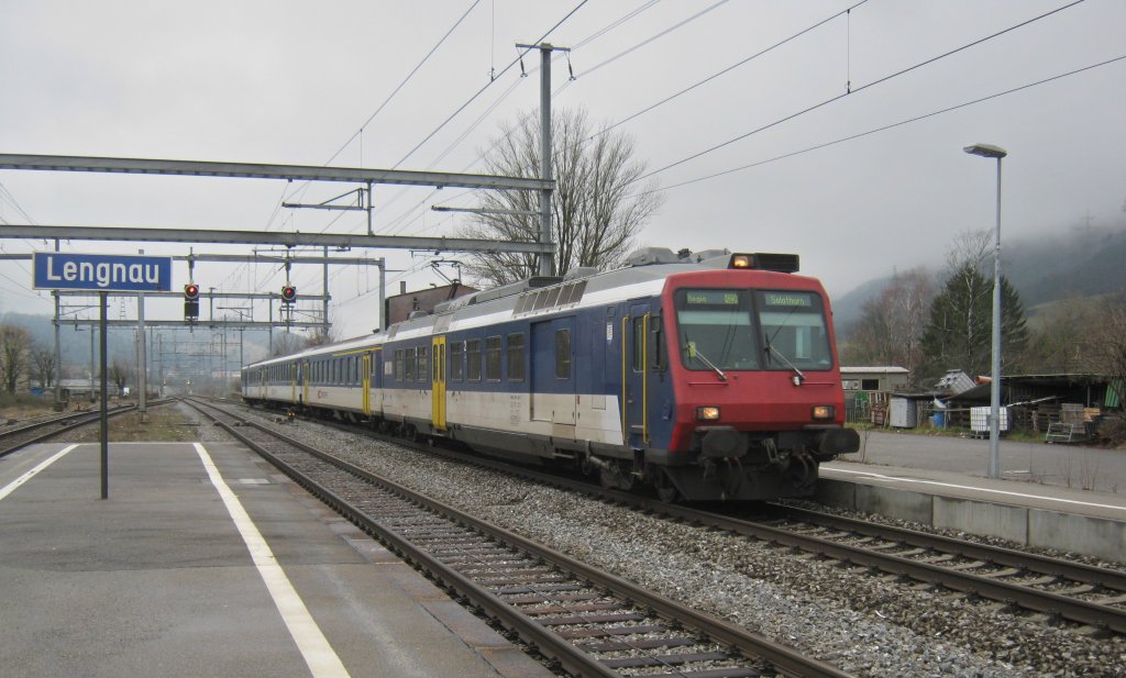RBDe 560 106 mit einem 4-teiligem NPZ als Domino-Ersatz (R 7149) in Lengnau. Der Zug bestand aus einem AB EWII, B EWI und einem BDt EWII, 25.01.2012.