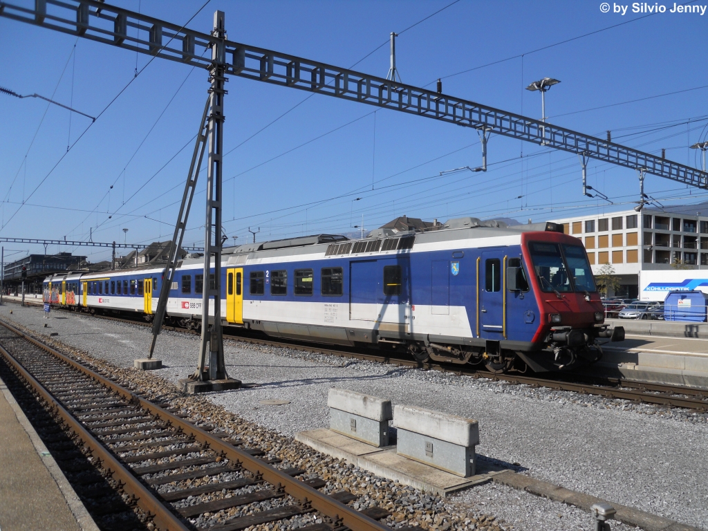 RBDe 560 107-5 ''Hunzenschwil'' am 4.10.2011 in Solothurn, wo dieser 3-teilige NPZ in der Hauptverkehrszeit als Zusatzzug Solothurn - G�nsbrunnen im Einsatz ist. Im Jura ist das einer von 2 letzten NPZ-Uml�ufen, der andere NPZ f�hrt Biel-Delle- Alle anderen Regio's wurden auf Domino umgestellt.