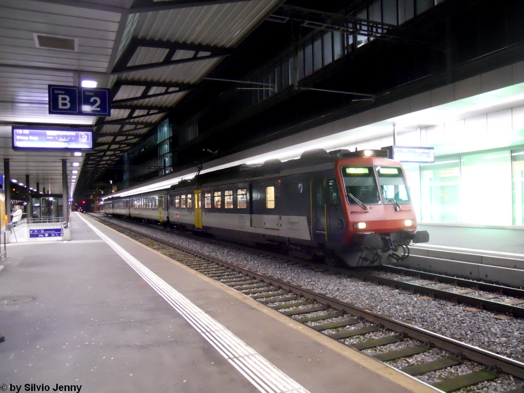 RBDe 560 108-3 ''Beinwil am See'' am 19.11.2010 in Aarau. Whrend links auf Gleis 2/3 die normale Bahnhofs-Beleuchtung zu sehen ist, ist die Schaufensterbeleuchtung des neuen Bhf. Aarau auf Gleis 1 ziemlich grell ausgefallen.