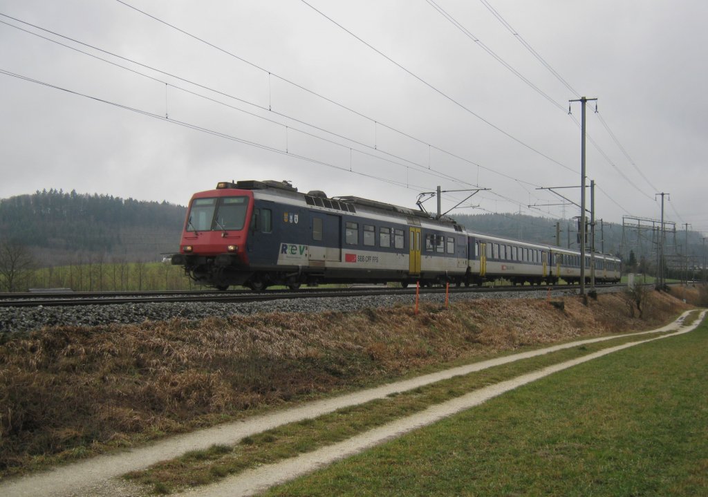 RBDe 560 115 mit dem RE 2677 (bestehend aus B EWI, AB EWI und NPZ Bt) zwischen Pieterlen und Lengau. Eigentlich wren die R/RE (Neuchatel-) Biel-Delle die letzten NPZ in der Region. Da zurzeit jedoch Domino Mangel herrscht sind wieder mehr NPZ zu sehen, 25.01.2012.
