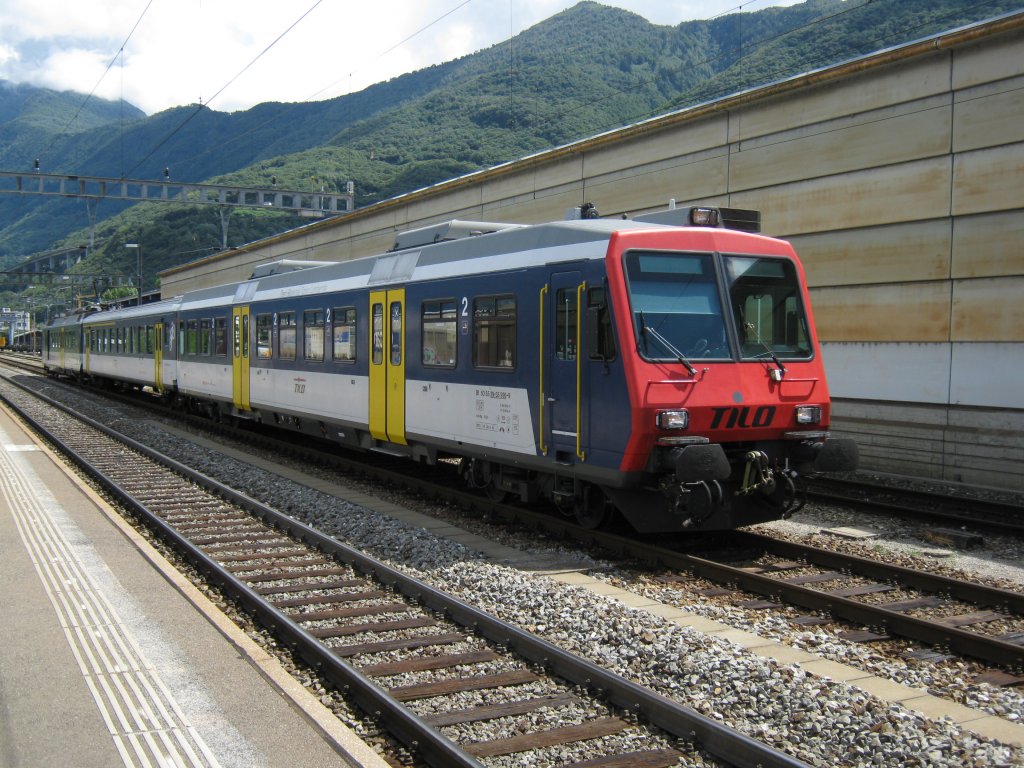 RBDe 560 125 mit 3-teiligem TILO NPZ im Bahnhof Cadenazzo, 13.08.2010.