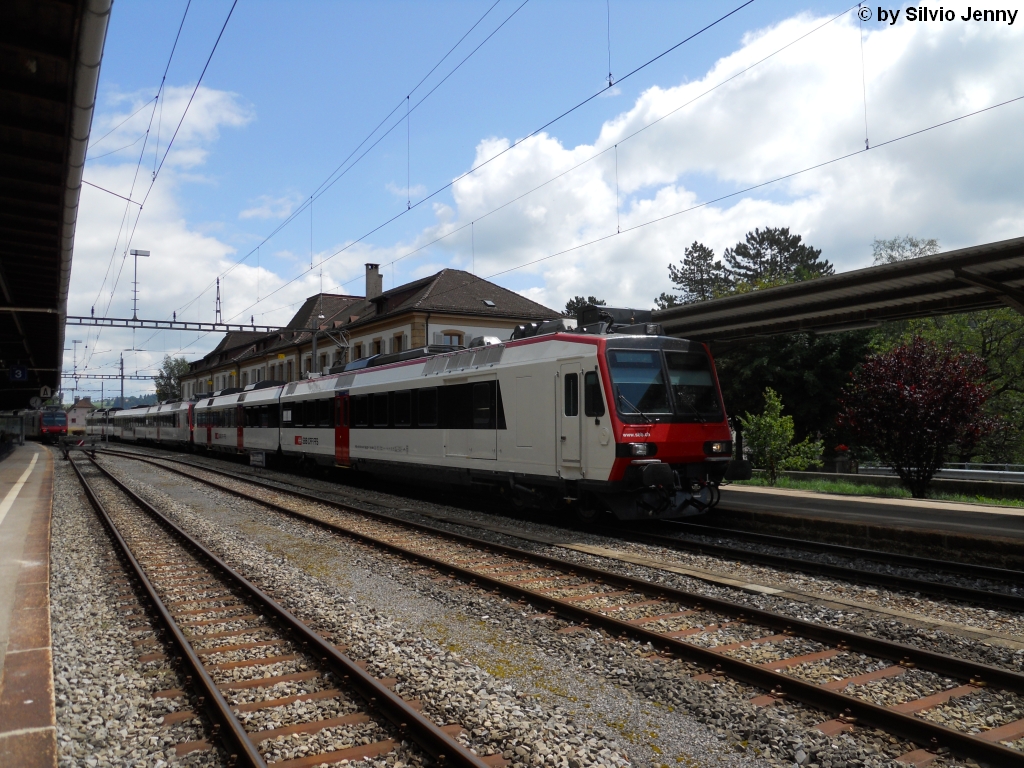 RBDe 560 208-1 (ex. RBDe 560 018-4) + 560 216-4 ''La Broye'' (ex RBDe 560 032-5) am 27.7.2010 in Le Locle.