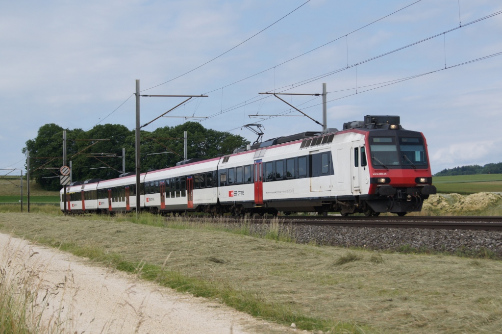 RBDe 560 262-9 erreicht am 17.6.12 mit dem Regio 6833 Niederbipp.