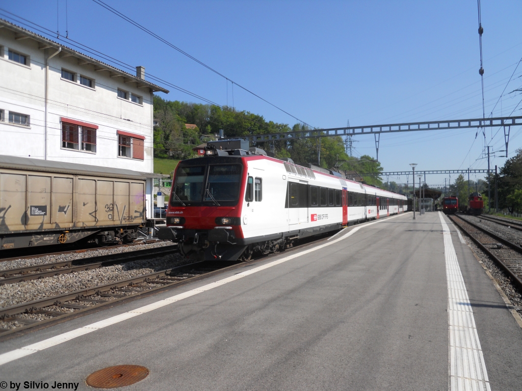 RBDe 560 292-5 (ex. RBDe 560 125-7 ''Goldach'') verlsst am 26.4.2011 Puidoux-Chexbres als S21 nach Lausanne. Es handelt sich hierbei um den ersten NPZ der 4. Serie, der in einen Domino umgebaut wurde.