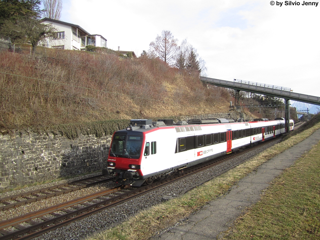 RBDe 560 302-2 (ex RBDe 561 004-1) am 16.3.2013 zwischen Grandvaux und Bossire als S21 nach Lausanne.