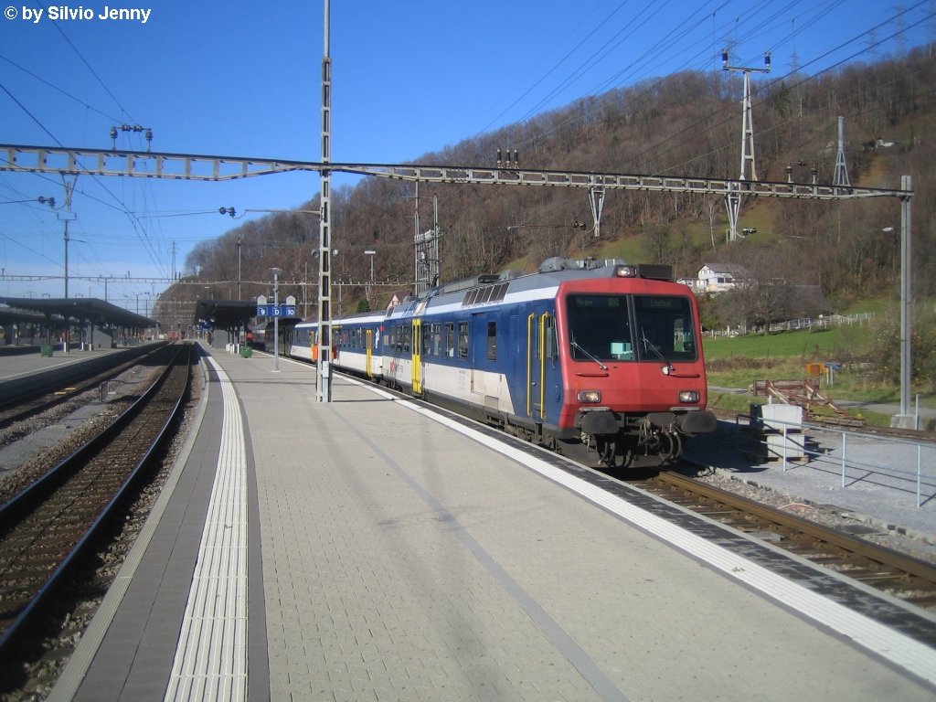 RBDe 561 002-7 am 25.11.09 in Ziegelbrcke mit einem Regio nach Linthal