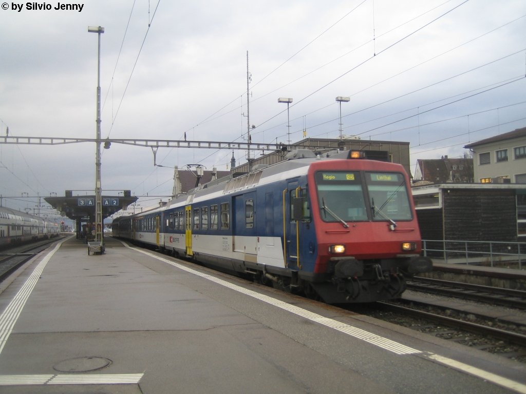 RBDe 561 002-7 verlsst am 26.11.09 Rapperswil als Regio in Richtung Linthal. An diesem Triebwagen verraten nur noch die Bezeichnung und die umgebauten Tren an die Zeiten im deutschen Wiesenthal. Vor nicht all zu langer Zeit wurde ihm das Regio-''R'' und die grosse blaue Flche entfernt.