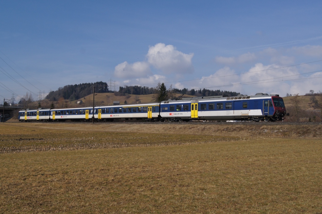 RBDe 561 004-3 befindet sich am 27.2.12 kurz vor Uznach.
