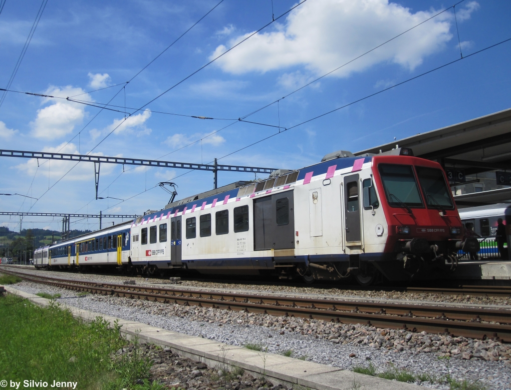 RBDe 561 174-4 am 31.7.2012 in Uznach als Regio nach Rapperswil. Gemss neusten Informationen werden die NPZ im Glarnerland im September durch Dominos abgelst.