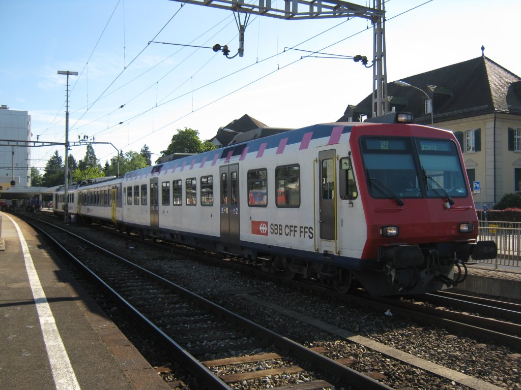 RBDe 561 174 mit  normalem  AB als S6 21641 im Bahnhof Langenthal, 11.09.2010.