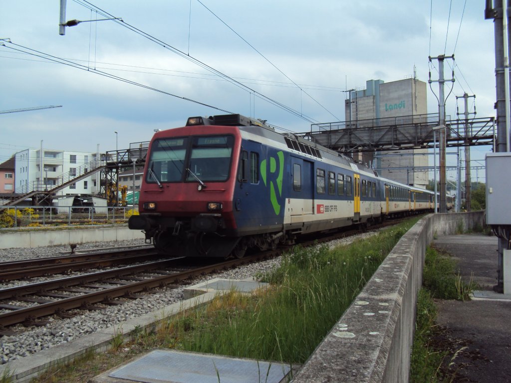RBDe 562 ... als RE Bern-Neuchatel-Frasne bei der Durchfahrt in Kerzers. 07.05.2010