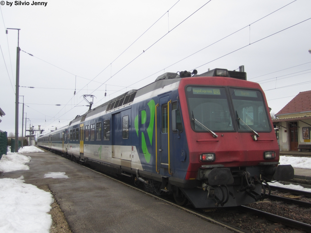 RBDe 562 000-0 am 8.3.2013 in Frasne als RE 96439 nach Bern. Die TGV-Zubringerzge Bern - Frasne wurden bereits 1984 eingefhrt, sie machen (oder sollten machen) in Frasne Anschluss an die TGV. 1987 wurde dieses Konzept aber bereits wieder aufgegeben, da die neue TGV-Linie (Zrich-) Bern - Paris eingerichtet wurde. Seit 2011 fahren aber die meisten TGV's ab Zrich ber die LGV-Linie Rhin-Rhone. Seither gibt es ab Bern wieder Zubringerzge nach Frasne, dies aber mit weit weniger komfortablen NPZ, den frankreich-tauglichen RBDe 562 die vorderhand nicht in Dominos umgebaut werden.