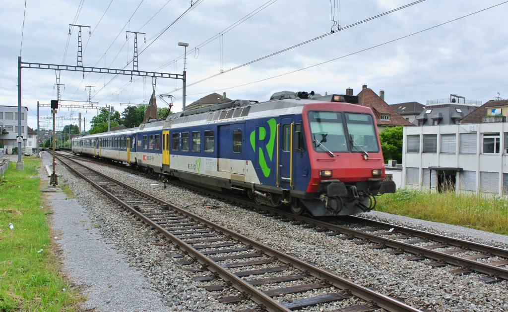 RBDe 562 001-8 mit 4-teiligem NPZ als Ersatz R 6860 bei Einfahrt in Solothurn West, 23.06.2013.