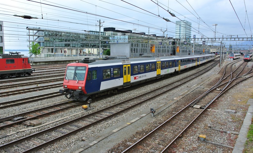 RBDe 562 004-2 mit RE 96439 bei Ausfahrt in Neuchatel, 09.06.2013.