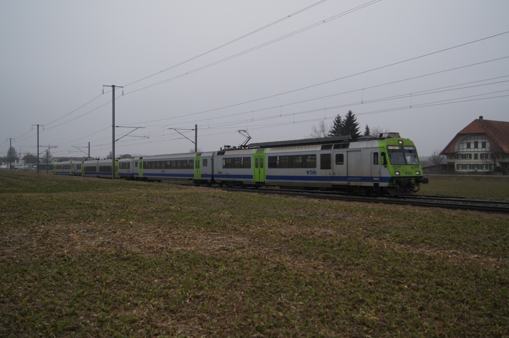 RBDe 565 721-8 verlsst am 30.1.11 Schpfen an der Spitze einer S 3 nach Bern.