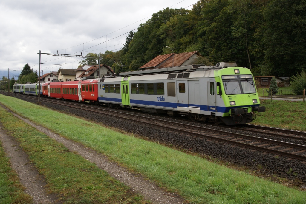 RBDe 565 731-7 fhrt am 25.9.10 an der Spitze einer S 3 von Busswil Richtung Lyss. Speziell der eine noch rote Ex-RM Jumbo.