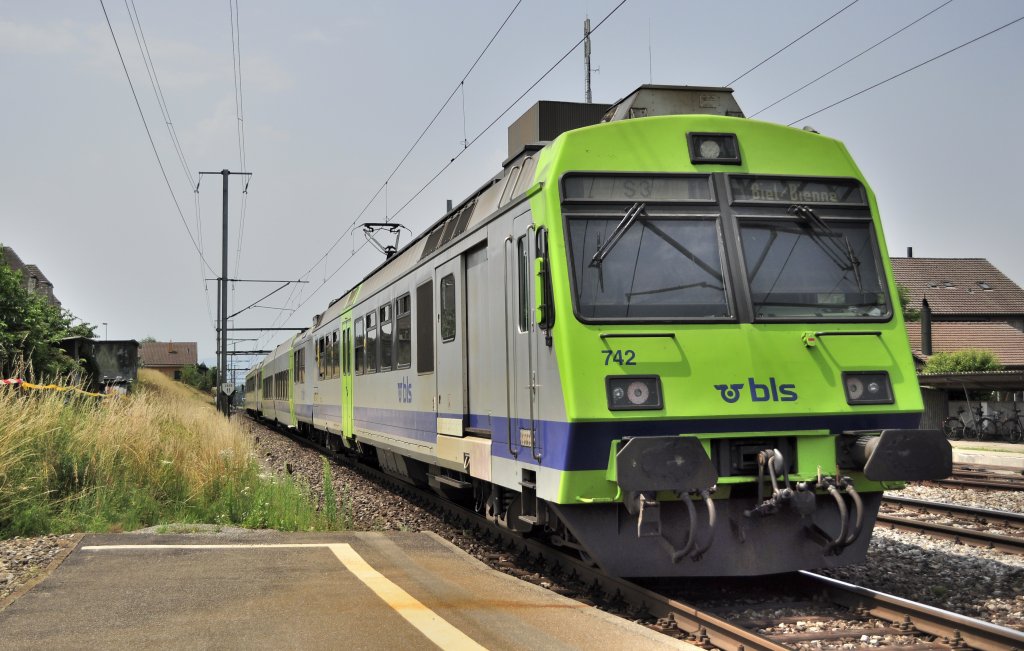 RBDe 565 als S3 Belp-Bern-Biel/Bienne bei der Abfahrt in Schpfen, Aufgenommen am 30.06.2012