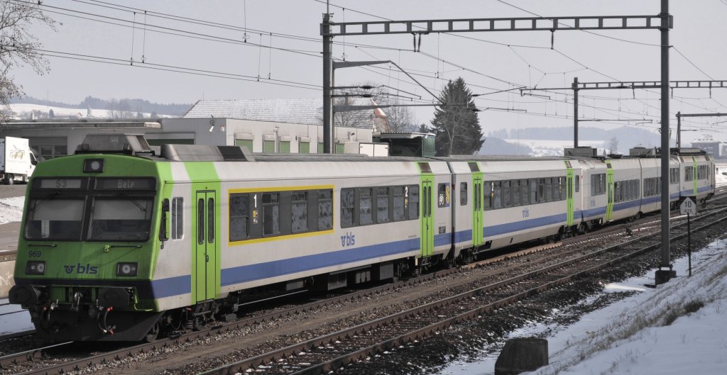 RBDe 565 als S3 Biel/Bienne-Bern-Belp bei der Abfahrt in Schpfen