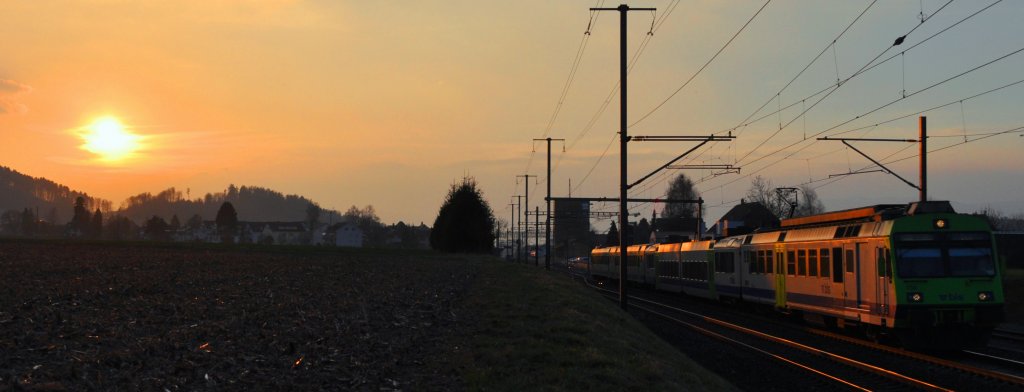 RBDe 565 als S3 Biel/Bienne-Bern-Belp fhrt unter dem Sonnenuntergang Richtung Bern