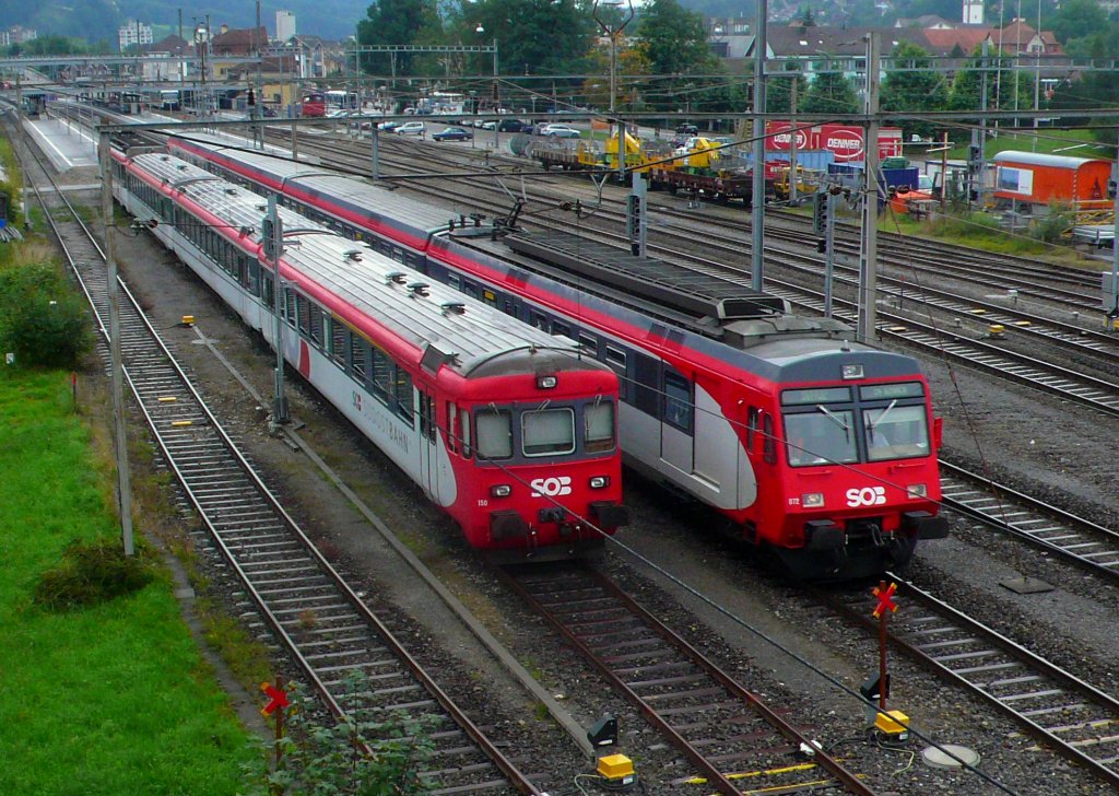 RBDe 566 072-5 passiert den abgestellten Pendelzug (BDe 50 mit Bt 150).
Bahnhof Wattwil am 06.08.10