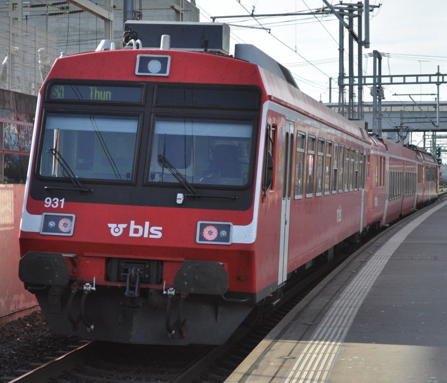 RBDe 566 als S4 nach Thun in Bern Wankdorf