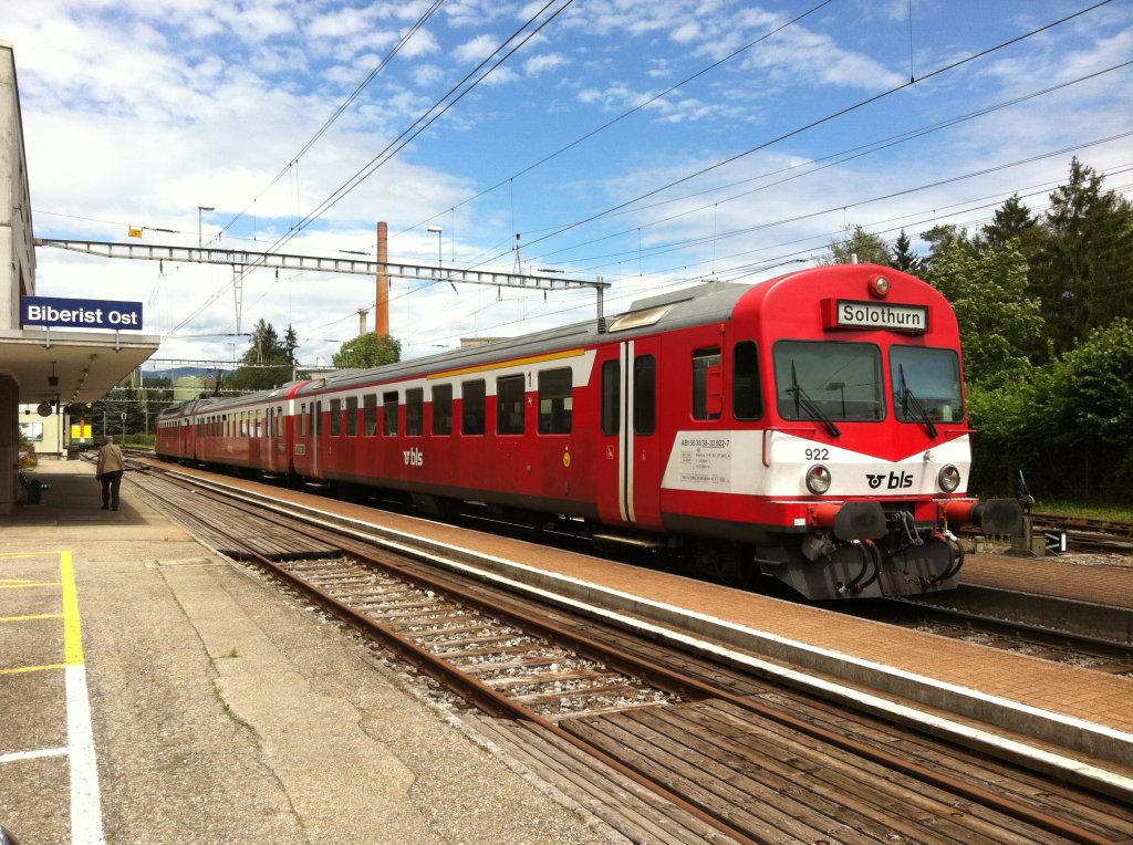 RBDe 566 I Pendel mit dem ABt 922 als RE 3443 beim Zwischenhalt in Biberist Ost. Dieser ehemalige RM Pendel fhrt seit der Fusion RM/BLS fr die BLS. Nur das Einsatzgebiet dieser Pendel hat sich nicht gendert, nhmlich auf der Linie Solothurn-Burgdorf-Thun. Sogar dieser Bahnhof, heute Biberist Ost, hies noch lange nach der Fusion Biberist RM, 13.07.2012. (Handyfoto)