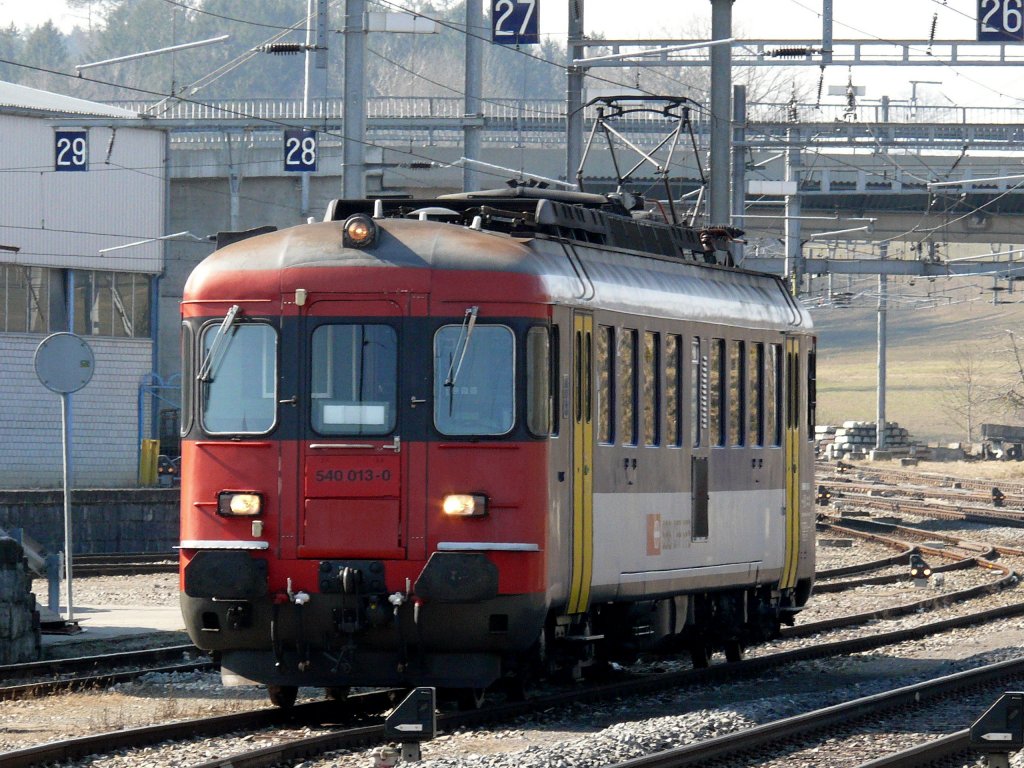 RBe 4/4 540-013-0 als Pendeltriebwagen zwischen Romont und Palezieux,
wartet auf seinem Einsatz in Bahnhof Romont am 11.03.11.