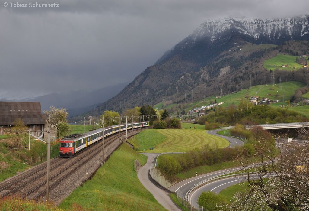 RBe 4/4 Pendel mit HVZ-Verstrker am 24.04.2012 bei Immensee. Nachschuss.