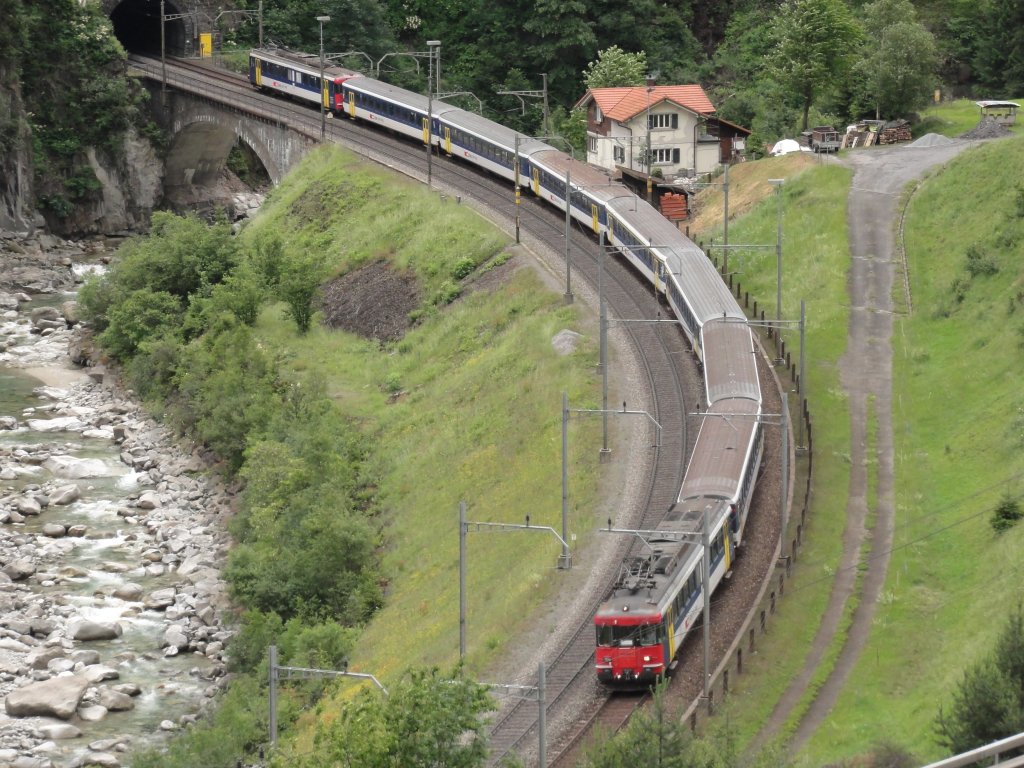 RBe 4/4 Pendelzug Gschenen-Zrich in der Wattingerkurve bei Wassen am 11.06.2011