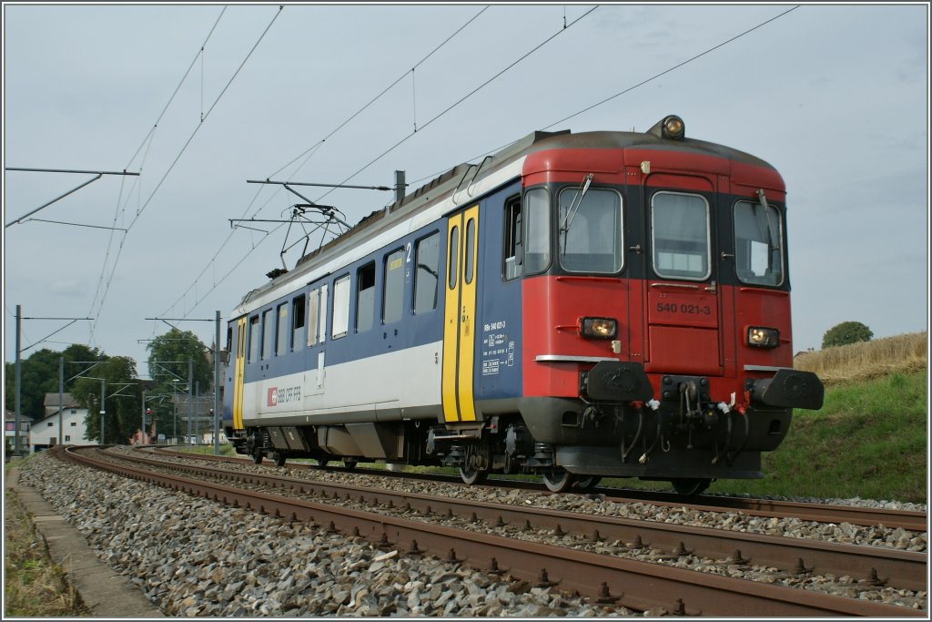 RBe 4/4 (RBe 540 021-3) als Regionalzug 4340 Romont - Palézieux bei Oron am 10. August 2010.