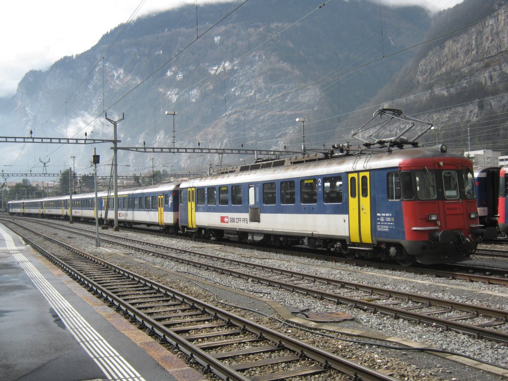 RBe 540 007 abgestellt mit einem EW I/II Pendel in St-Maurice, 19.03.2011.