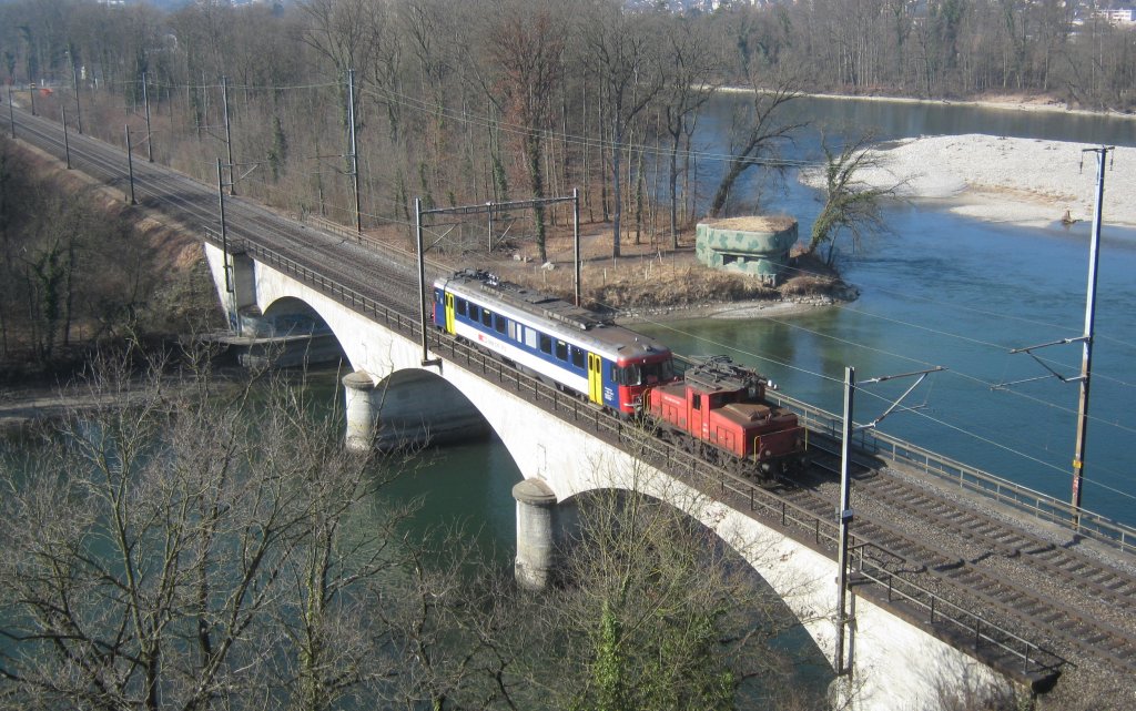 RBe 540 014 mit der Ee 3/3 16388 auf berfhrungsfahrt Zrich-Yverdon-les-Bains zwischen Turgi und Brugg AG. Da diese Rangierlok mit Vmax 50 km/h geschleppt werden darf, dauert die Fahrt von Zrich nach Yverdon rund 7 Stunden (inkl. Pausen), 29.02.2012. 