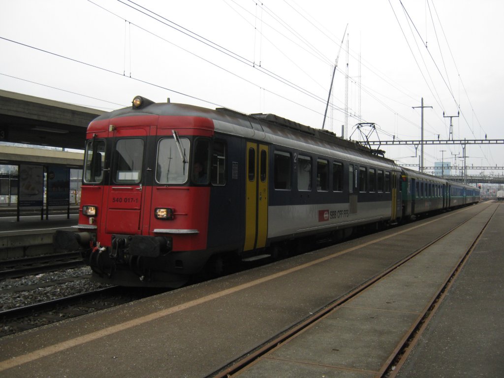RBe 540 017 mit Leermaterialzug (4 EWII Wagen, 1 A(NL) und 3 B(NL)) bei Durchfahrt in Zrich Altstetten. Diese Wagen werden spter der S-Bahn Richtung Einsiedeln angehngt, 15.02.2011.