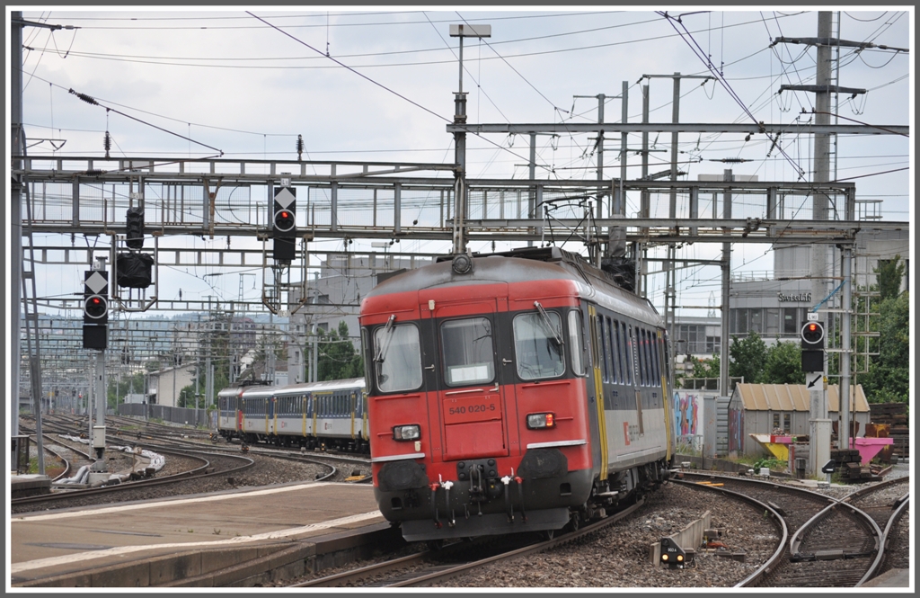 RBe 540 020-5 am Schluss eines Doppelpendels. (14.07.2011)