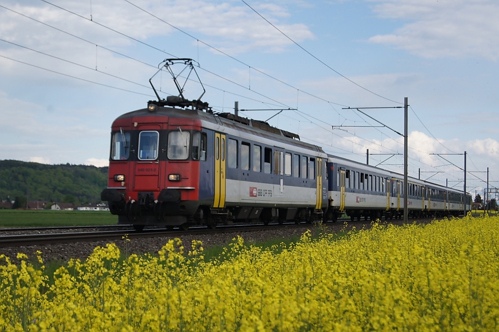 RBe 540 021-3 zieht am 4.5.12 die S 19075 von Dottikon-Dintikon Richtung Hendschicken.