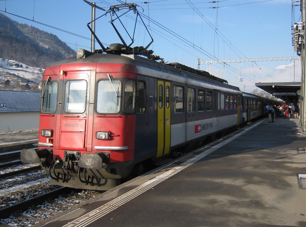 RBe 540 022 (540 068 am Zugschluss) als Entlastungszug (IC 10571) Zrich-Chur beim Zwischenhalt in Landquart, 26.12.2010.