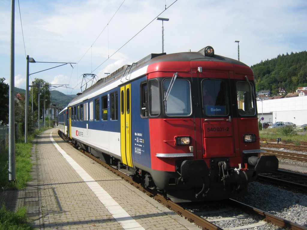 RBe 540 032 mit 6-teiligem Pendel als SS27 25961/25966 beim Wenden in Waldshut (Deutschland). Diese zwei Zge werden planmssig mit einem RBe Pendel gefhrt. Vor, bzw. nach diesem Dienst, wird die Komposition leer nach Zrich berfhrt, 25.08.2011.