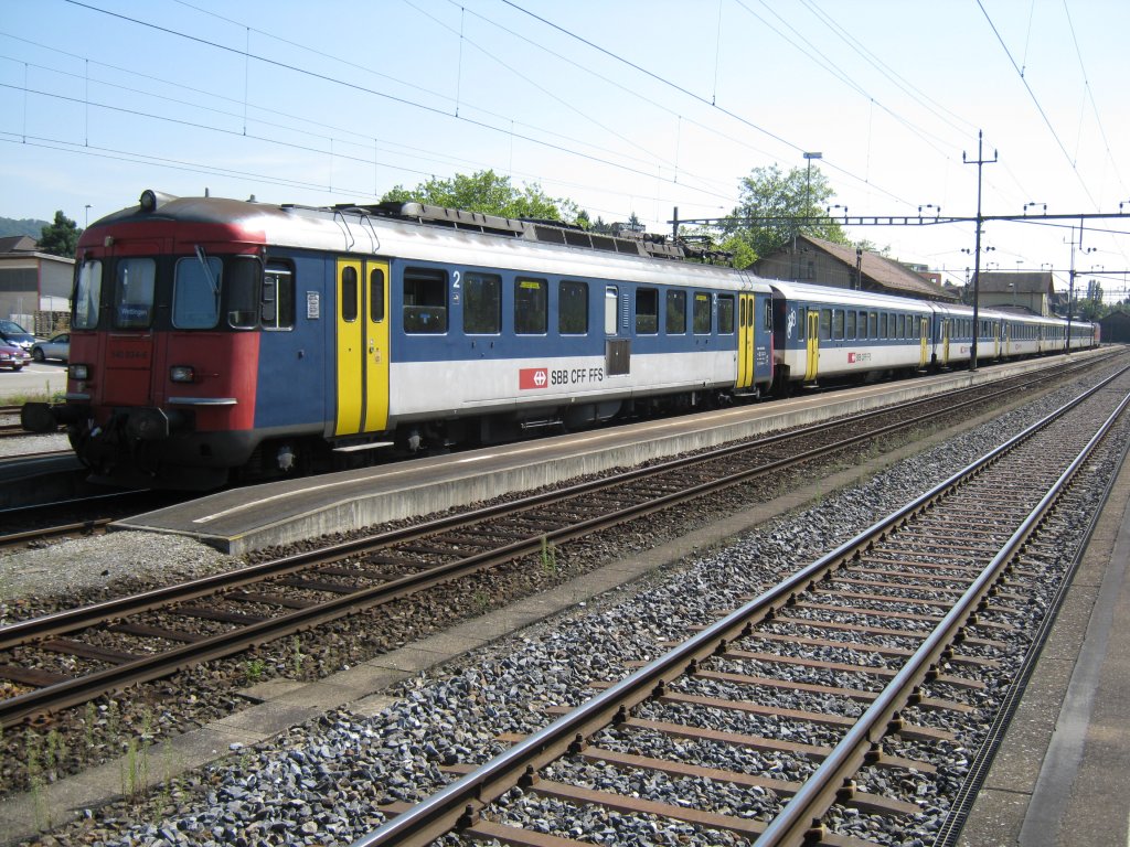 RBe 540 034 (Zugsspitze, Ersatz fr BDt) und Re 4/4 11301 (Zugsschluss) mit RE 3622 im Bahnhof Wettingen, 03.09.2010.