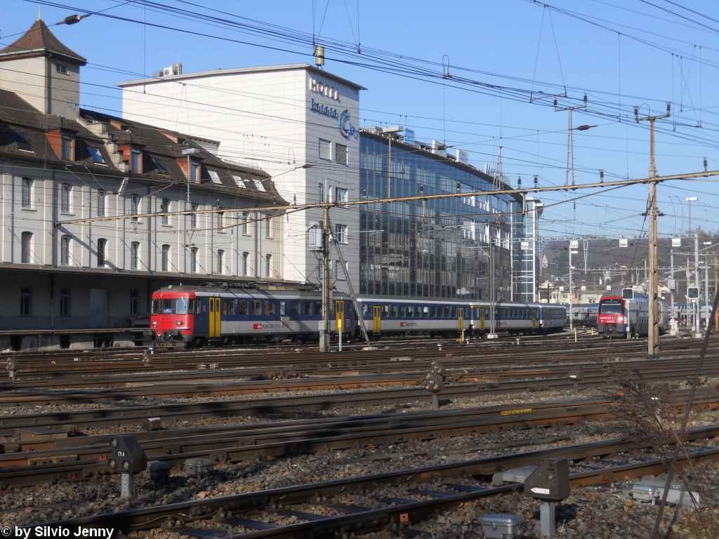 RBe 540 035-3 (und nicht sichtbar der RBe 540 055-1) am 17.1.2011 in Winterthur. Dieser Doppel-RBe-Pendel wird jeweils zur Hauptverkehrszeit auf der S33 eingesetzt. Den Tag hindurch sind gengend Thurbo-GTW's vorhanden um die S33 abzudecken.