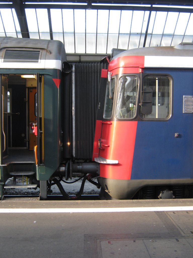 RBe 540 045 vor einem Extrazug. Der bergang, welcher sonst nur im S-Bahn Verkehr geffnet ist, wurde in diesem Zug rege genutzt, 16.04.2011.
